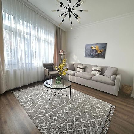 Center Of City In Besiktas 2 Plus 1 With 2 Bathroom And 3 Air Conditioner Istanbul Exterior photo
